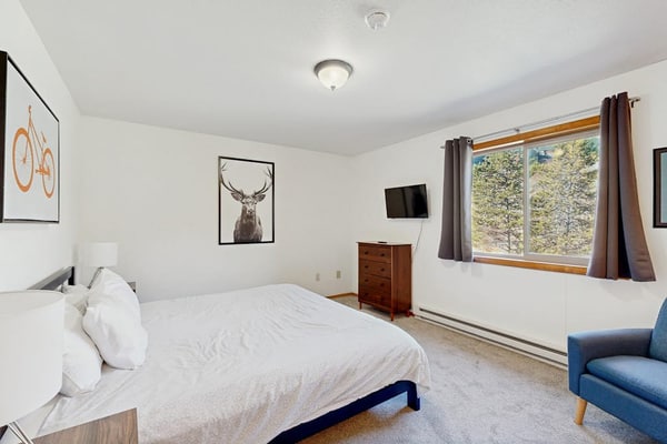 Stylish townhouse with WiFi, private washer/dryer, patio, and full kitchen