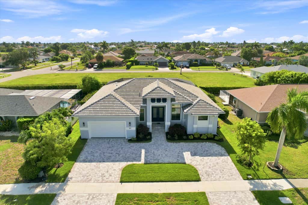 Gorgeous 3 Bedroom Marco Island Home with Private Pool and Outdoor Kitchen