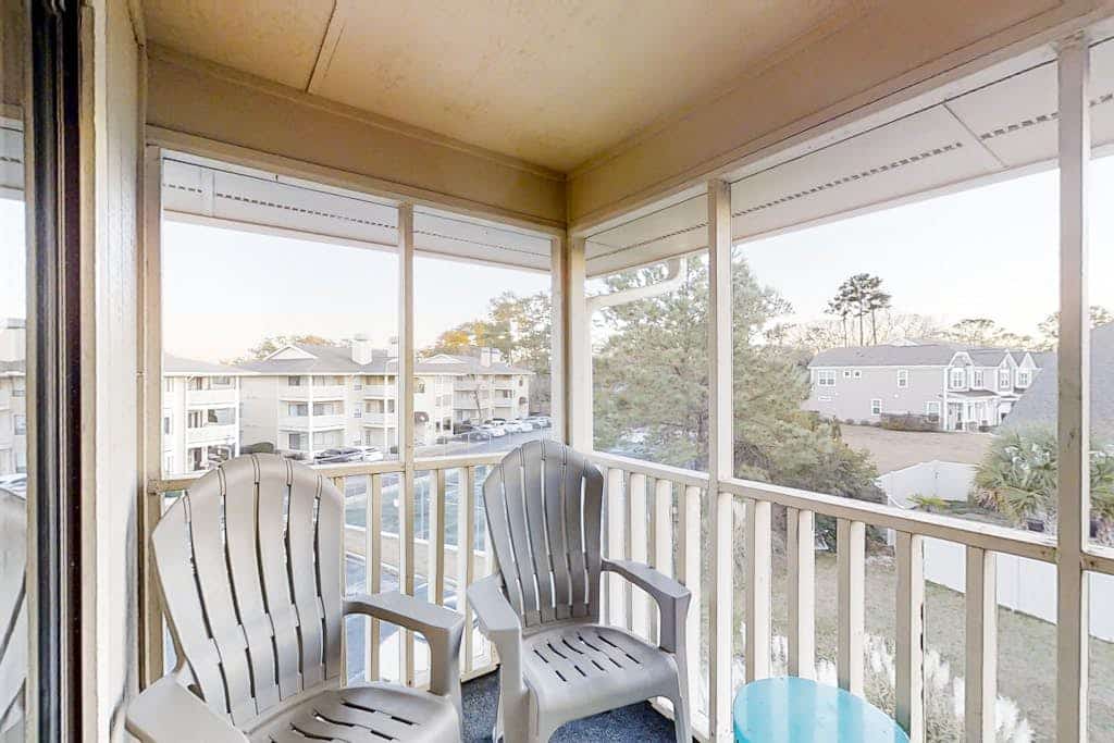 Inviting condo with pool, hot tub, tennis, balcony, & washer/dryer