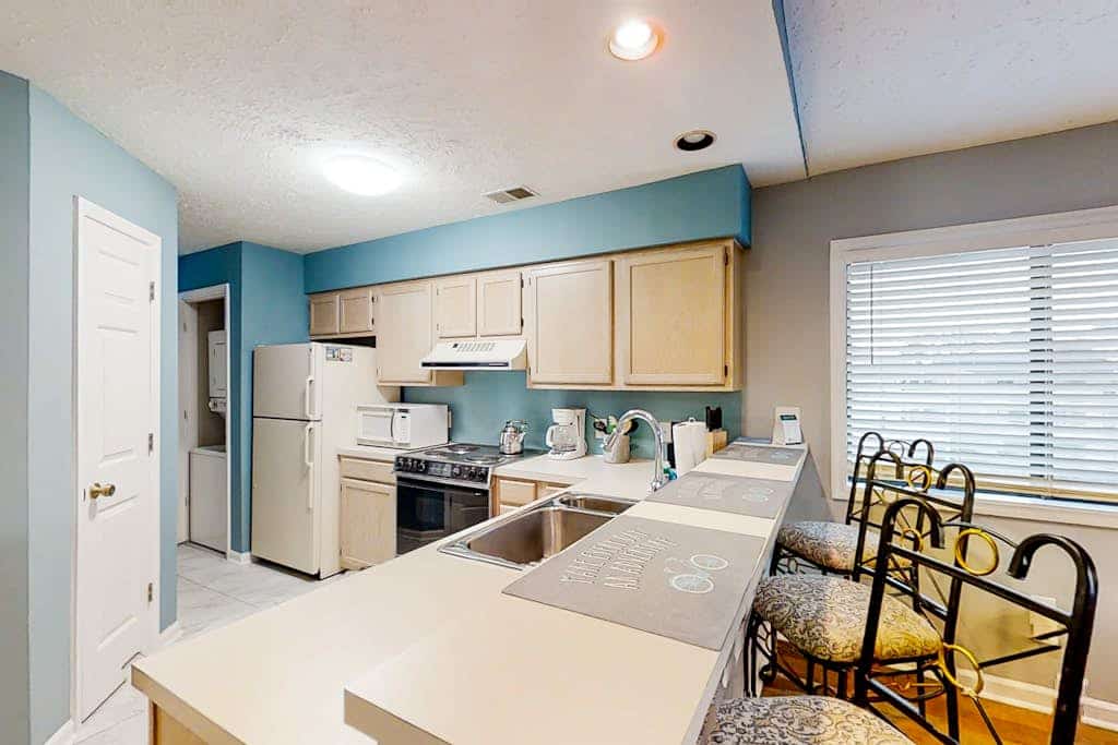 Inviting condo with pool, hot tub, tennis, balcony, & washer/dryer