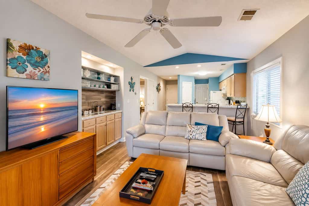 Inviting condo with pool, hot tub, tennis, balcony, & washer/dryer
