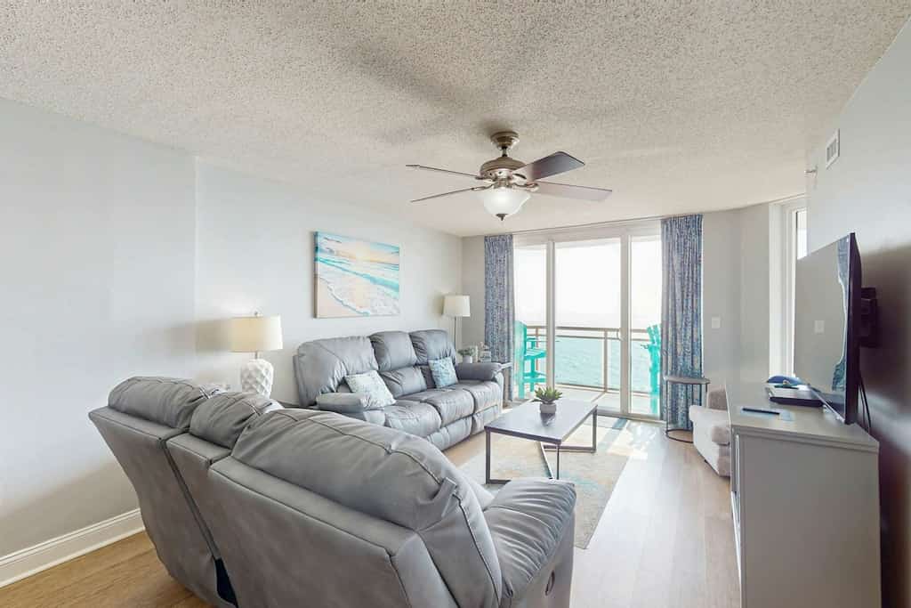 Eighth-floor oceanfront condo with pool, hot tub & balcony