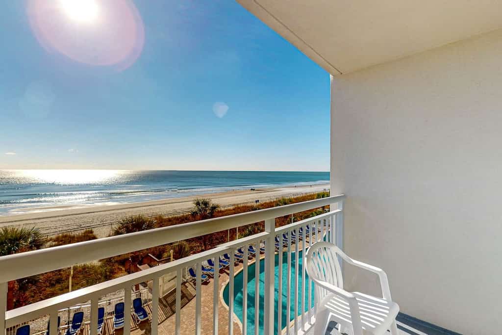 3rd-floor, oceanfront condo with balcony, central AC, pools & hot tub
