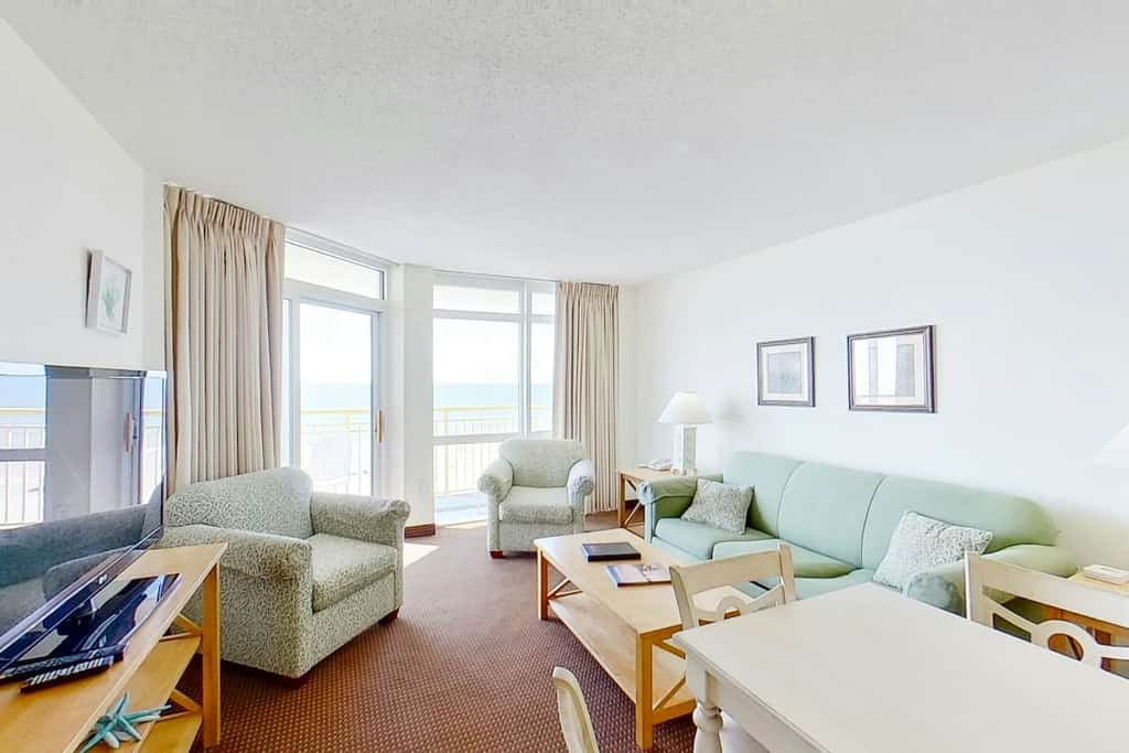 4th floor oceanfront condo w/ central AC, balcony, shared pool, shared hot tub