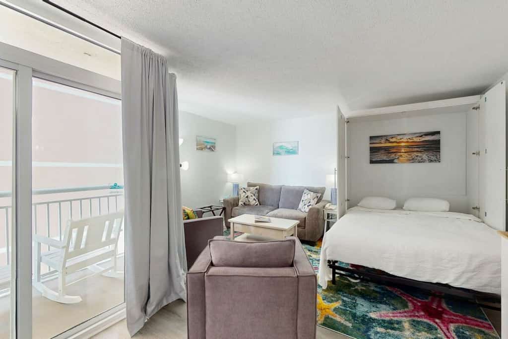 9th floor studio w/shared pools, hot tubs - steps to beach & golf nearby