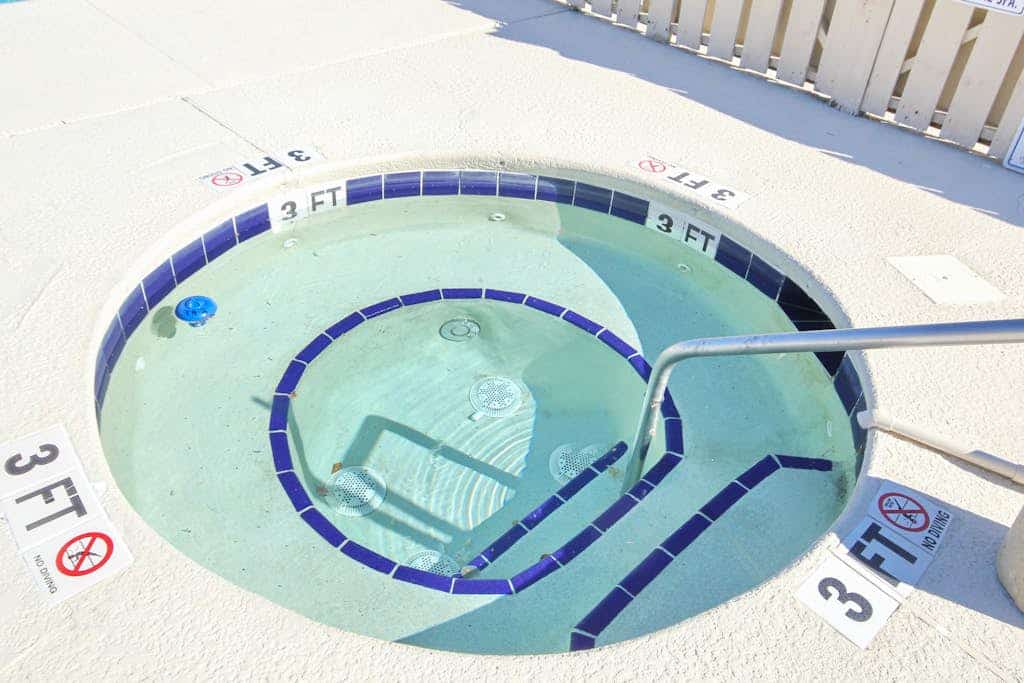 2nd-floor condo with pool, hot tub, tennis, & screened balcony - near beach