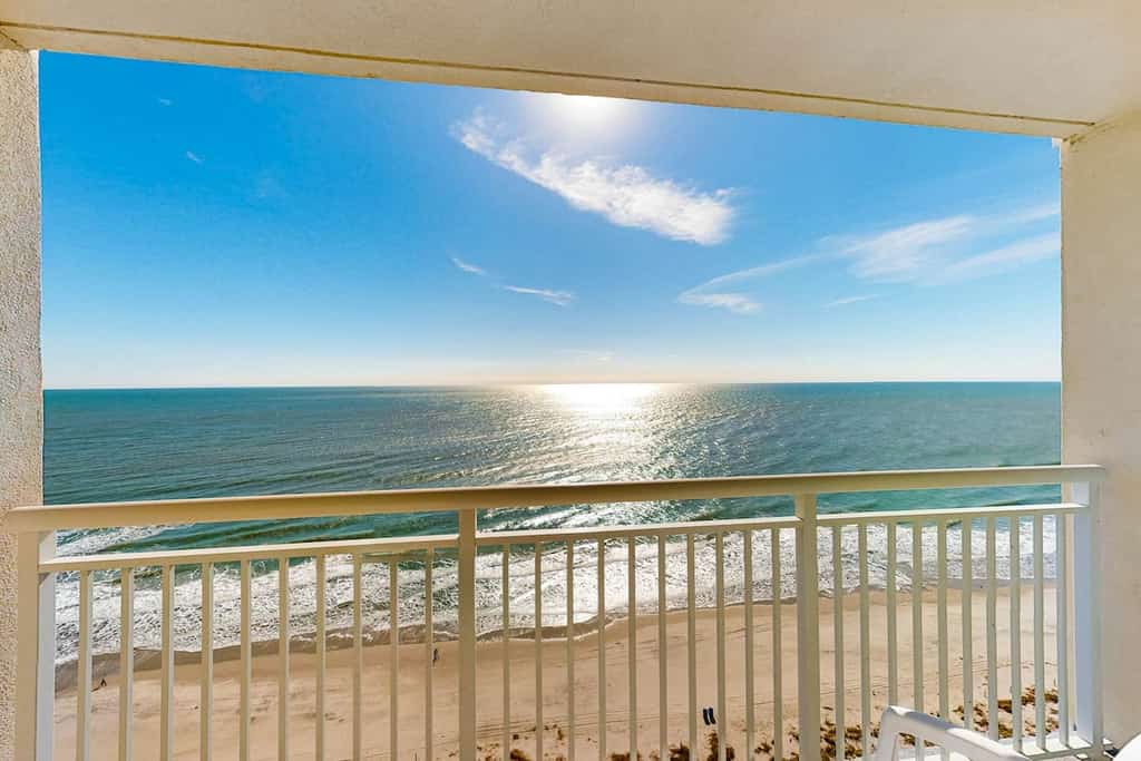 16th-floor, oceanfront condo with pool, AC, hot tub, gym, jetted tub & balcony
