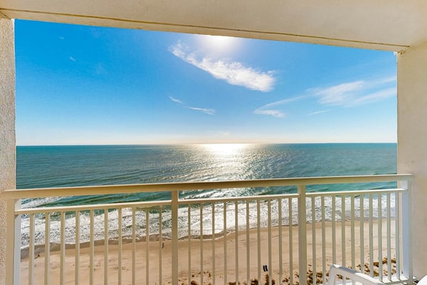 16th-floor, oceanfront condo with pool, AC, hot tub, gym, jetted tub & balcony