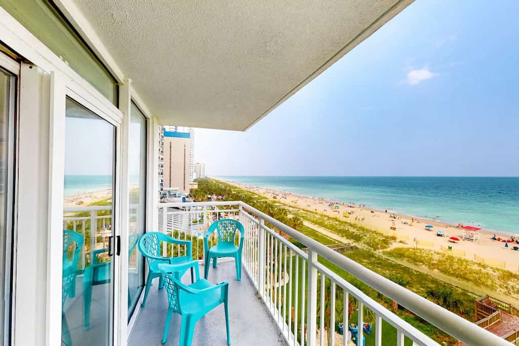 6th-floor oceanfront condo with balcony, beach views, hot tubs, pools & gym