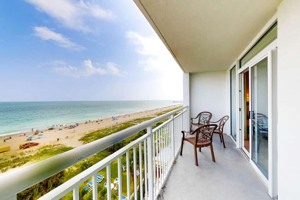 6th-floor oceanfront condo with balcony, beach views, hot tubs, pools & gym