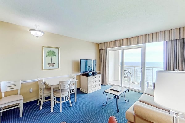 15th-floor oceanfront condo with great views, hot tubs, pools, lazy river & gym