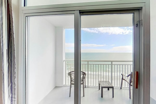 15th-floor oceanfront condo with great views, hot tubs, pools, lazy river & gym