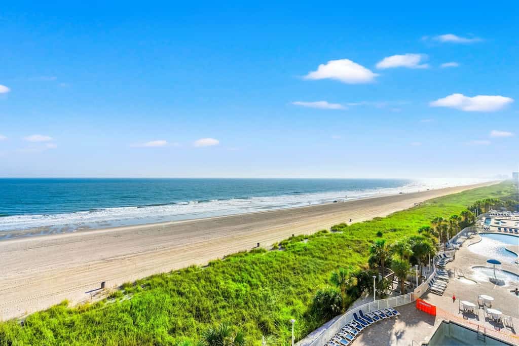 6th floor oceanfront condo w/ free WiFi, balcony, central AC, shared hot tub