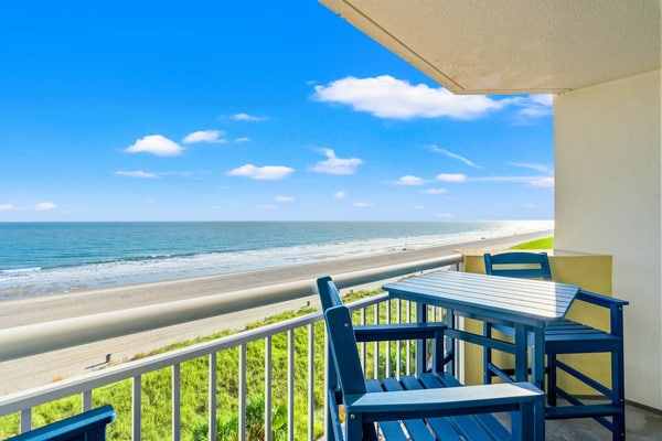6th floor oceanfront condo w/ free WiFi, balcony, central AC, shared hot tub