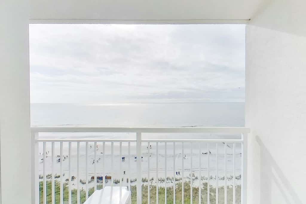 11th floor oceanfront condo w/ WiFi, shared pool, shared hot tub, balcony