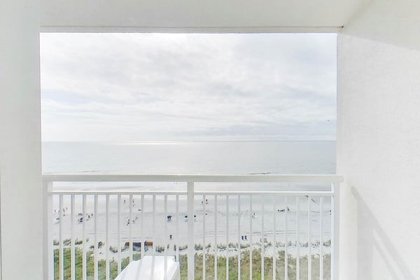11th floor oceanfront condo w/ WiFi, shared pool, shared hot tub, balcony