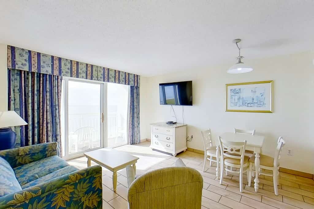 11th floor oceanfront condo w/ WiFi, shared pool, shared hot tub, balcony