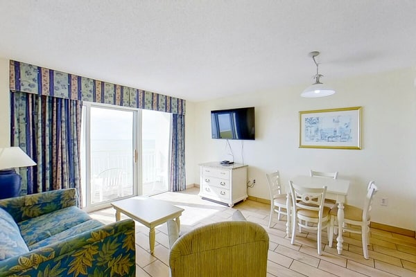 11th floor oceanfront condo w/ WiFi, shared pool, shared hot tub, balcony