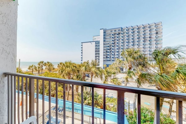 3rd Floor Oceanview Dog & Snowbird Friendly Studio -Shared Pool/Hot Tub