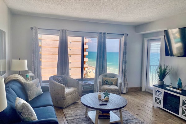 Oceanfront condo in Myrtle Beach with pools, hot tubs & gym