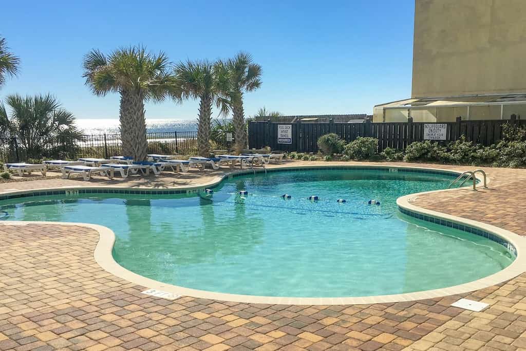 Oceanfront condo in Myrtle Beach with pools, hot tubs & gym