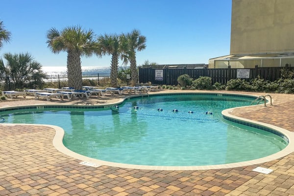 Oceanfront condo in Myrtle Beach with pools, hot tubs & gym