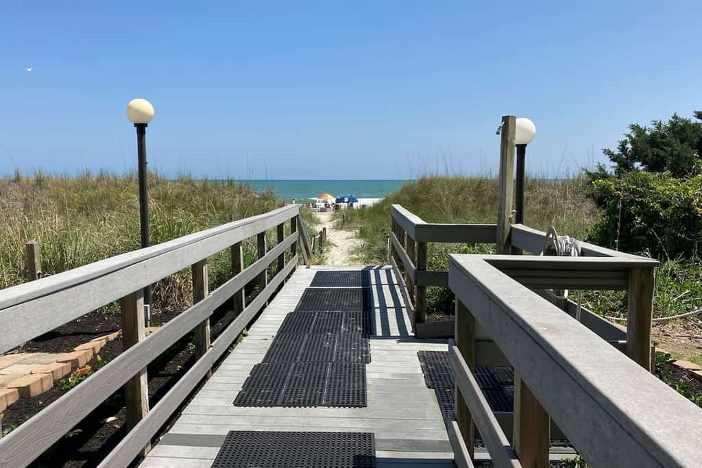 Oceanfront corner condo with stunning view, balcony, pool & beach access