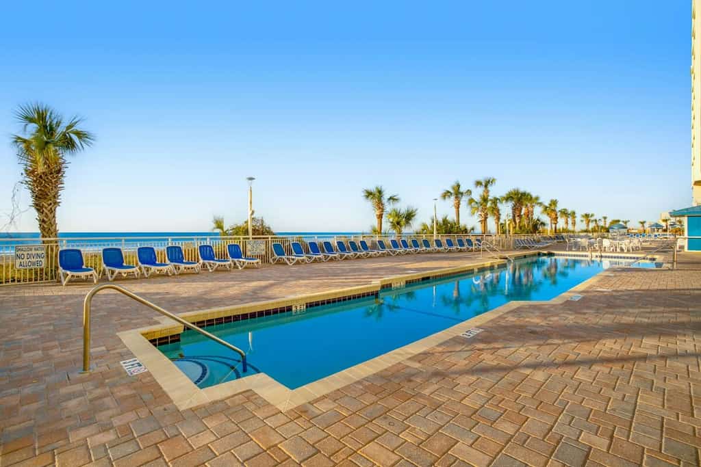 18th floor oceanfront condo w/ balcony, shared hot tub, free WiFi, shared pool