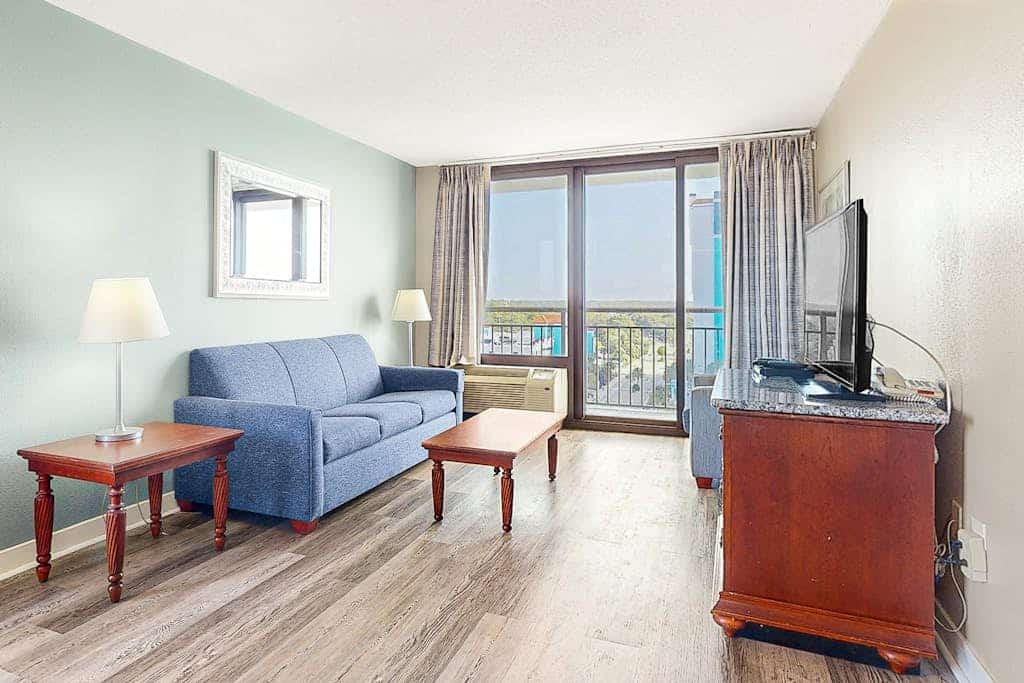 10th-floor ocean-view condo with AC, pool, hot tub & gym