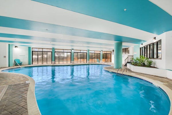 10th-floor ocean-view condo with AC, pool, hot tub & gym