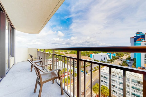 11th-floor ocean-view condo with AC, WiFi, pool & hot tub - snowbird-friendly