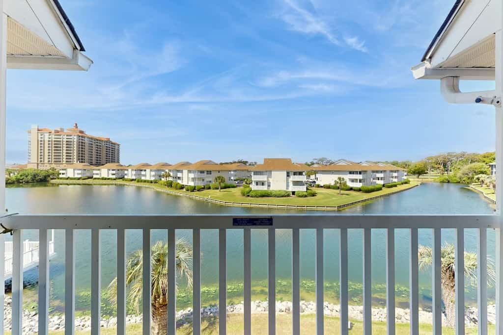 Water view condo w/private balcony, pool, close to beach & golf