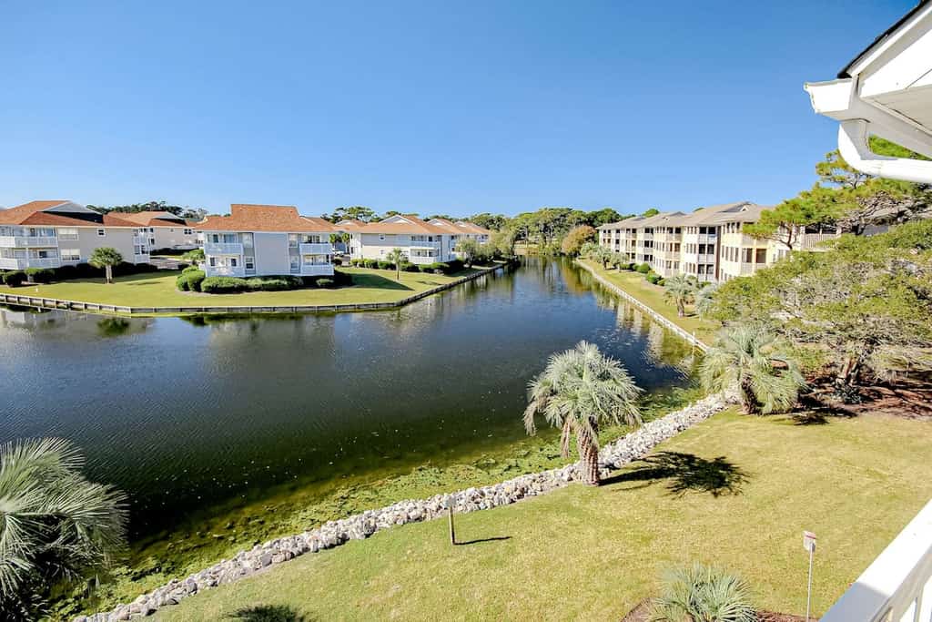 Water view condo w/private balcony, pool, close to beach & golf