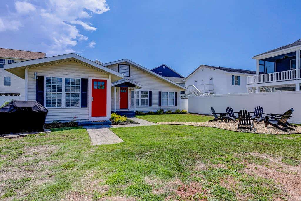 Dog-friendly spacious home in beachside locale with game room, washer/dryer, AC