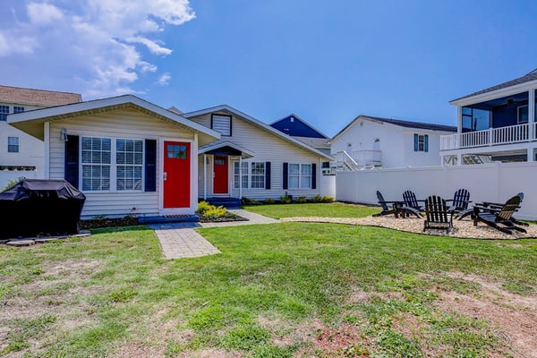 Dog-friendly spacious home in beachside locale with game room, washer/dryer, AC