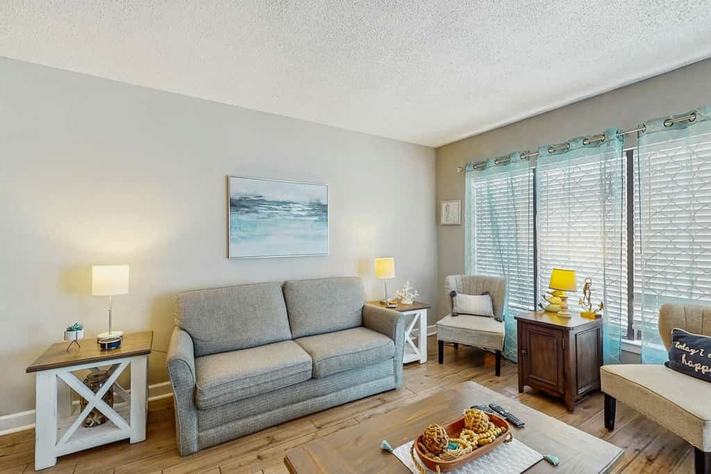 Dreamy waterfront condo with pool, hot tub, beach access, balcony views & WiFi