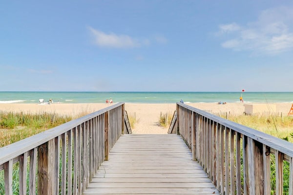 Dreamy waterfront condo with pool, hot tub, beach access, balcony views & WiFi