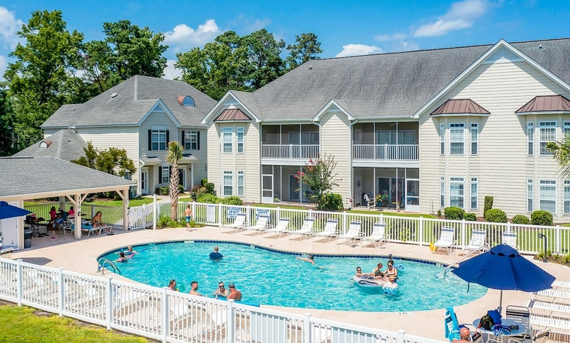 Comfortable townhome with loft, shared pool, WiFi, AC, & W/D - near beach & golf