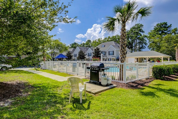 Comfortable townhome with loft, shared pool, WiFi, AC, & W/D - near beach & golf