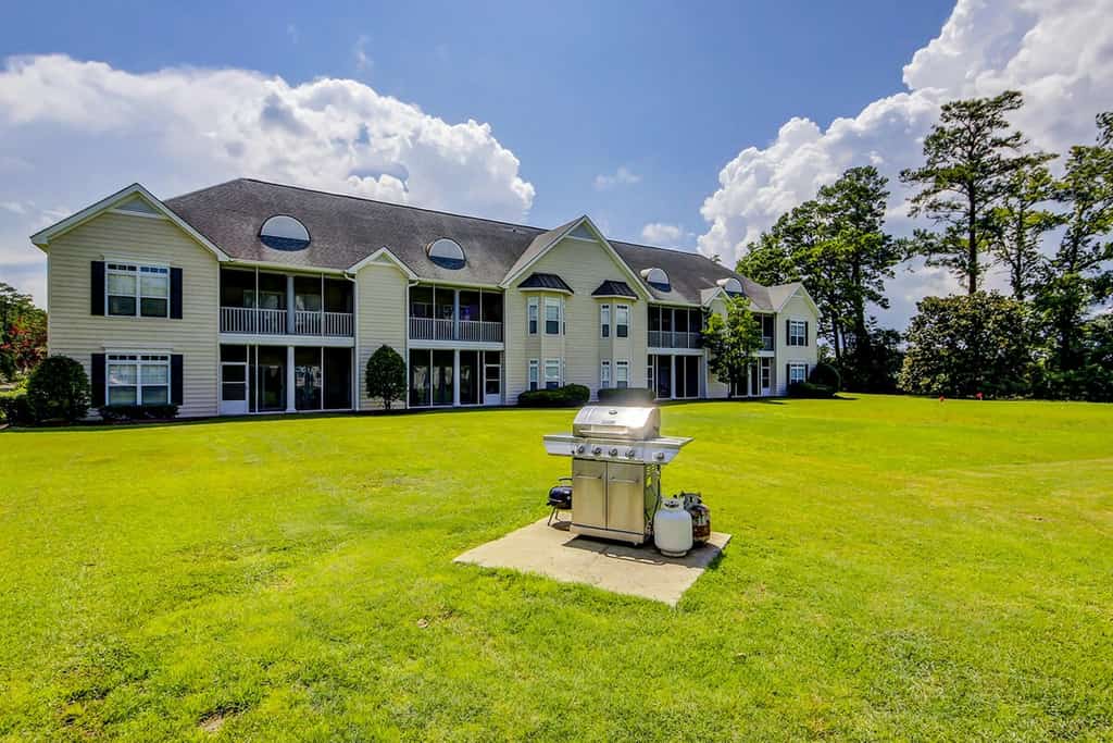 Comfortable townhome with loft, shared pool, WiFi, AC, & W/D - near beach & golf