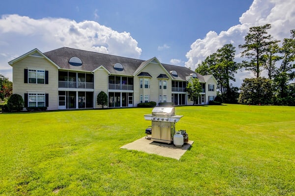 Comfortable townhome with loft, shared pool, WiFi, AC, & W/D - near beach & golf