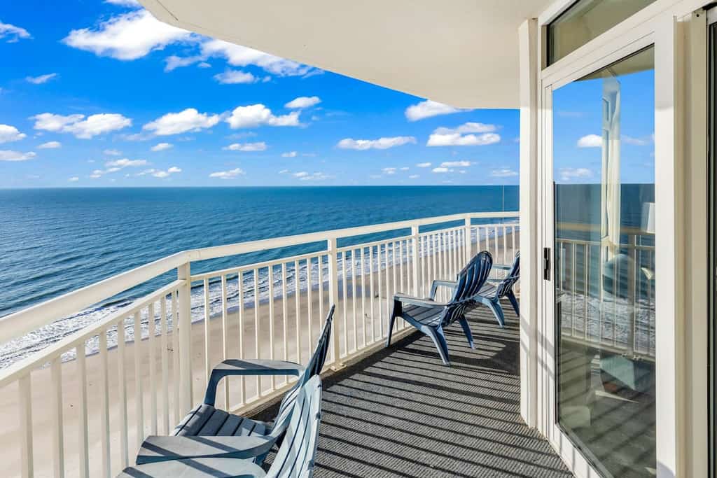 17th-Floor Oceanfront Condo w/Balcony, Shared Pools, Hot Tub, Beach Access, WiFi