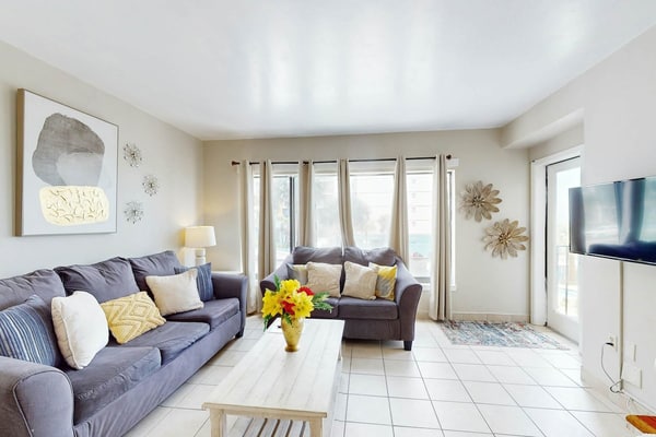 Oceanfront escape with views, pools, hot tubs, balcony & easy beach access