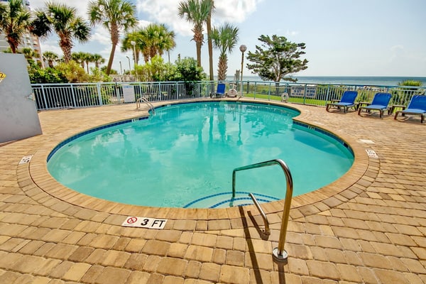 Oceanfront condo with balcony, W/D, pools, & lazy river - walk everywhere
