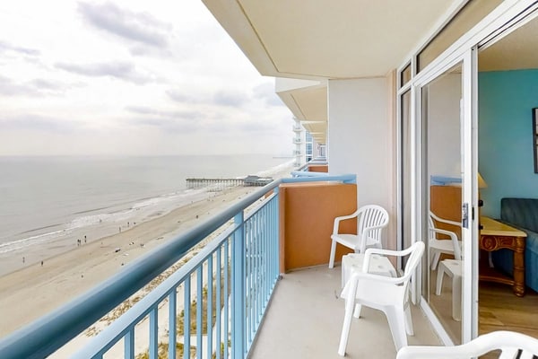 Oceanfront condo with balcony, W/D, pools, & lazy river - walk everywhere