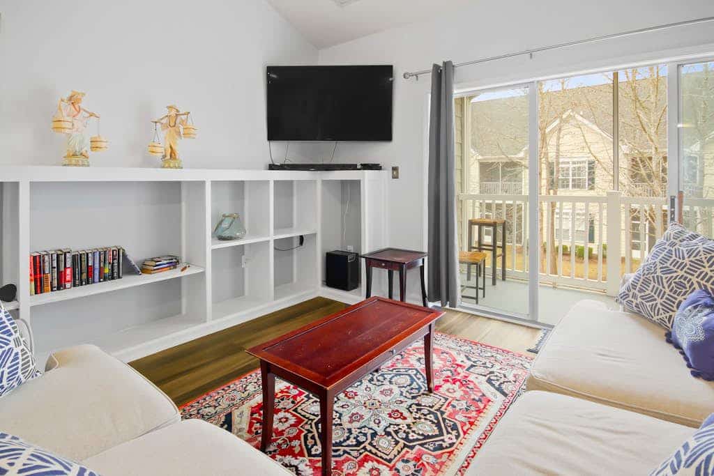 Tasteful condo with a large balcony, washer/dryer, & AC - pool and grill access