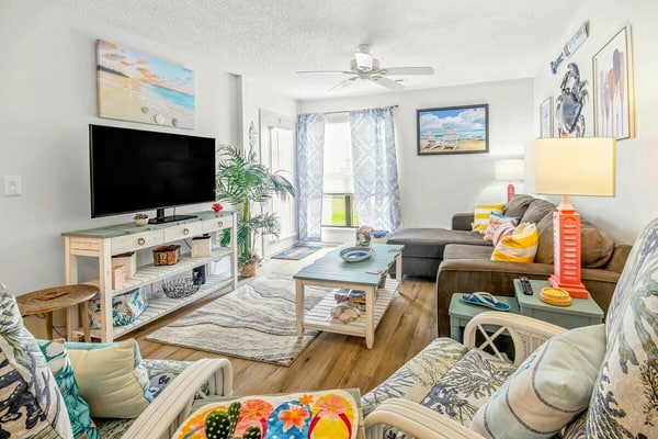 Updated condo with on-site pool, tennis AC, & W/D - near golf / beach