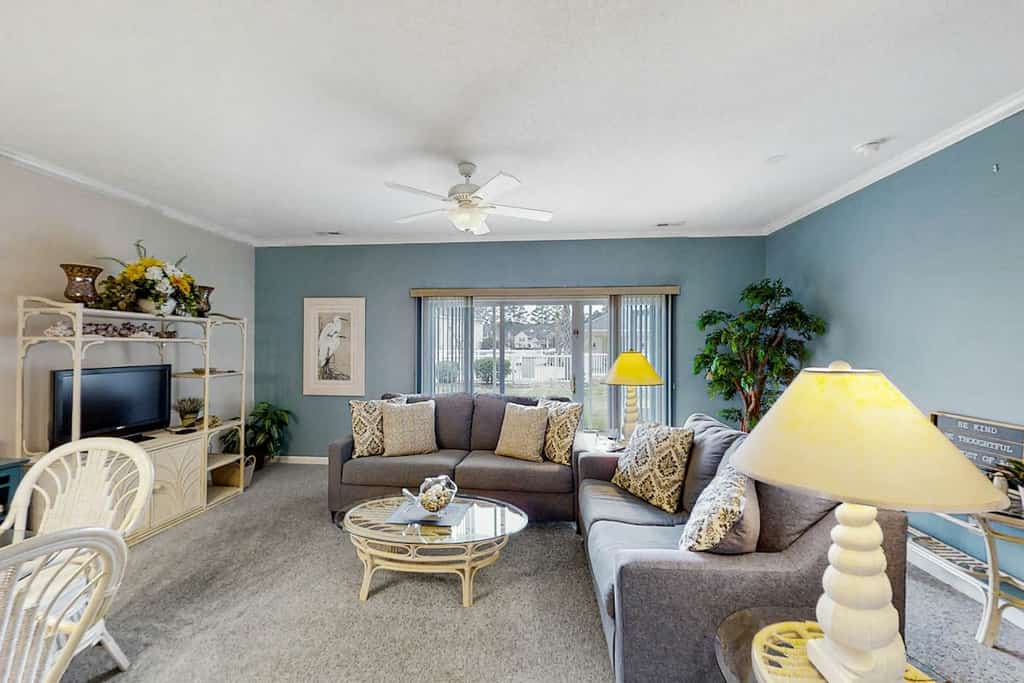 Lovely ground-floor golf-and-sea condo with on-site pool & screened patio