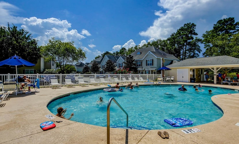 Lovely ground-floor golf-and-sea condo with on-site pool & screened patio
