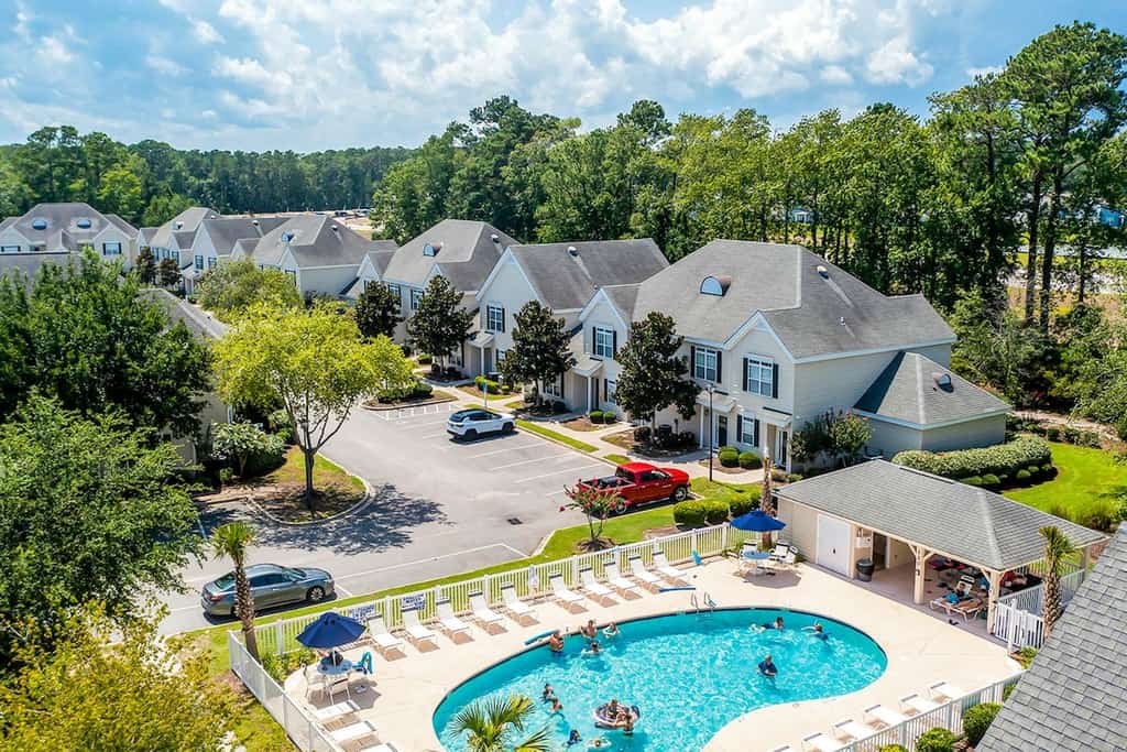 Lovely ground-floor golf-and-sea condo with on-site pool & screened patio
